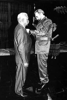 Fidel Castro condecora a Juan Almeida